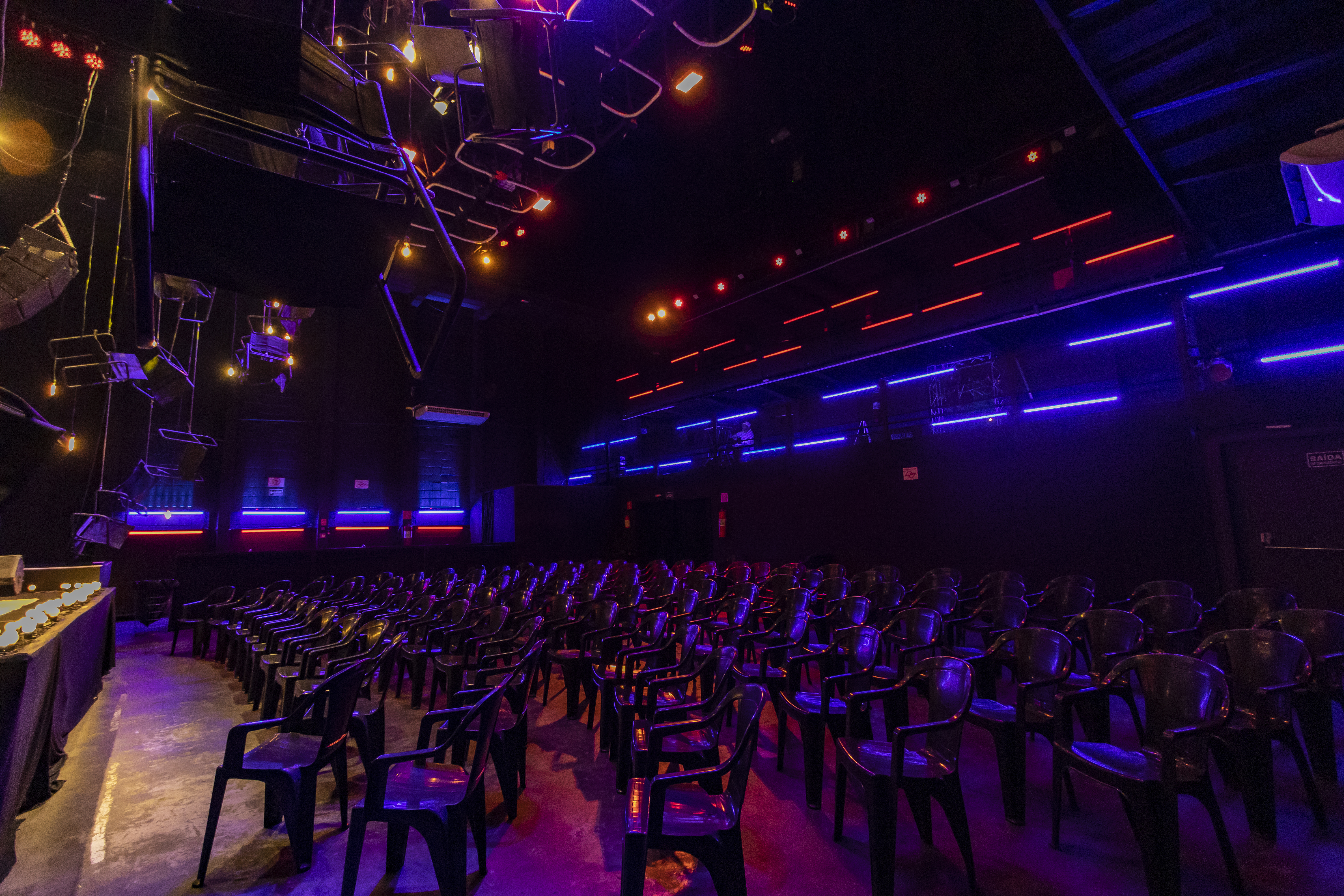 Auditório vazio do Teatro Mars com poltronas vermelhas